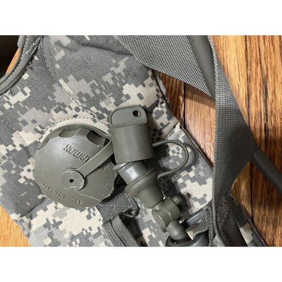 USGI ACU Molle II 3L/100oz Hydration System Carrier Pack w/ Bladder - Picture 8 of 9